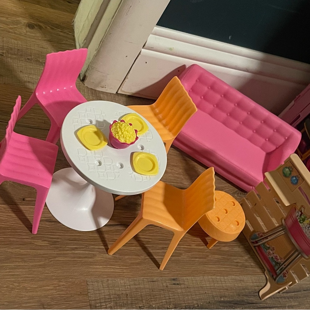 Folding Barbie Malibu Dollhouse - Picture 5 of 5